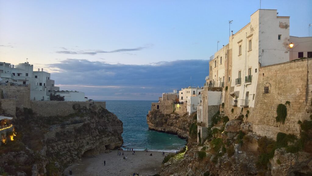 polignano, puglia, glimpse-2738709.jpg